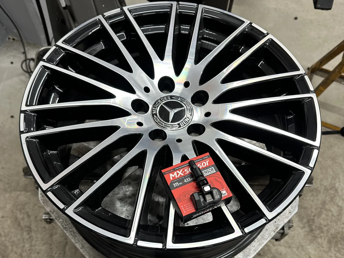 Aluminijasto platišče na montirnem stroju s TPMS senzorjem